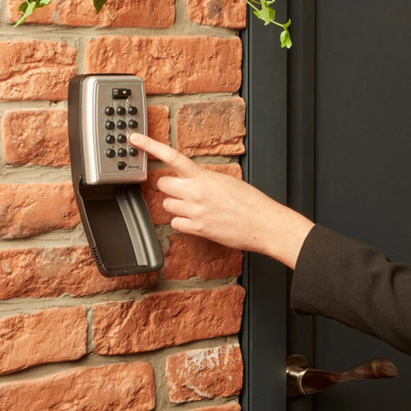 Master Lock 5423 seinale kinnitatav võtmekarp 12-kohalise koodiga Palmett Lukud